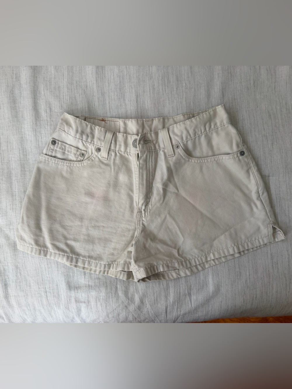 Levi's Men's Cream Flat-Front Cotton Shorts